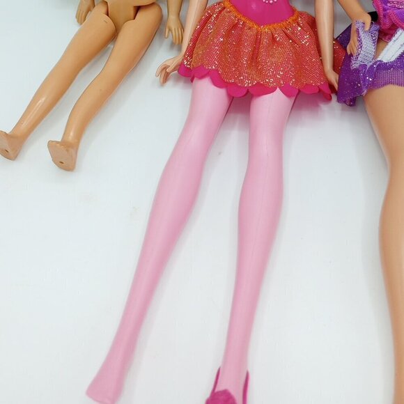 4 Barbies & 80pc Clothes & Accessories Lot - Picture 3 of 16